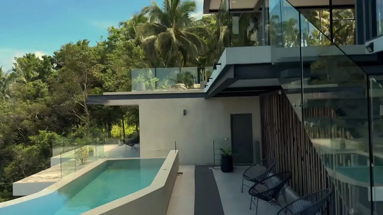 Sweetie Fox Offers Sex At The Beach