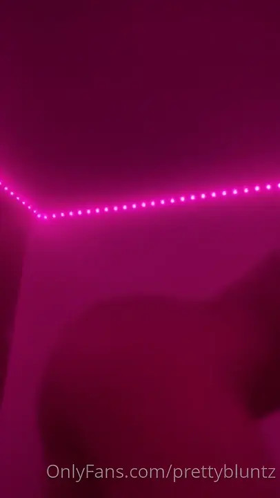 Therealbritain Bends Over And Shakes Ass - ePornLeak