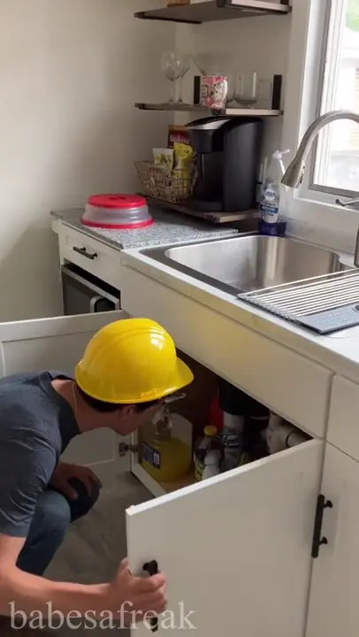 Babesafreak Seduces The Plumber For Sex - ePornLeak