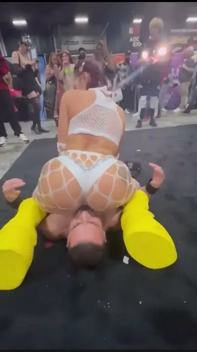 Mstriggahappyy Facesits At A Convention