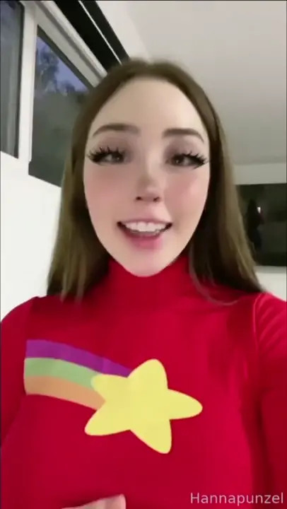 Hannapunzel Pulls Her Top And Flashes Tits