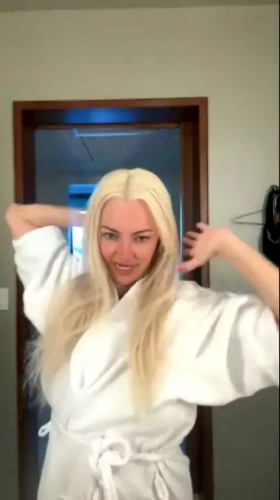 Big Tits Lindsey Pelas Tries New Sexy Outfits