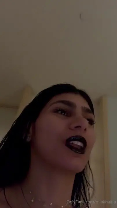 Naked Mia Khalifa Chatting In Livestream
