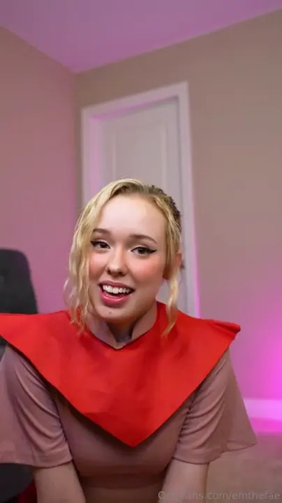 Em Fae Strips Then Fingers Herself - ePornLeak