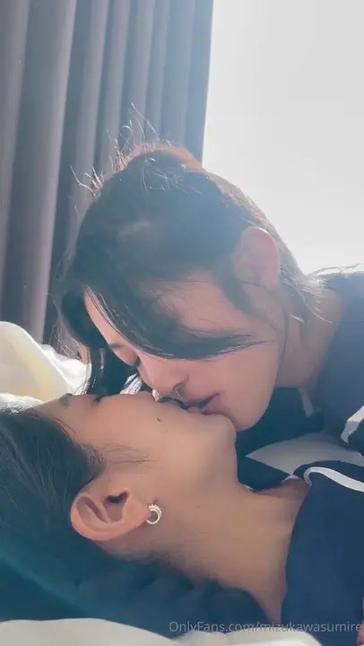 Emiri Momota Eats Bunnybrownie Out