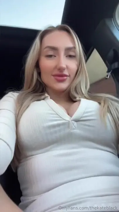 KateBlack Fingers & Takes A Dildo In The Car