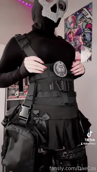 Daecosplay Rubs Her Clit With A Vibrator - ePornLeak