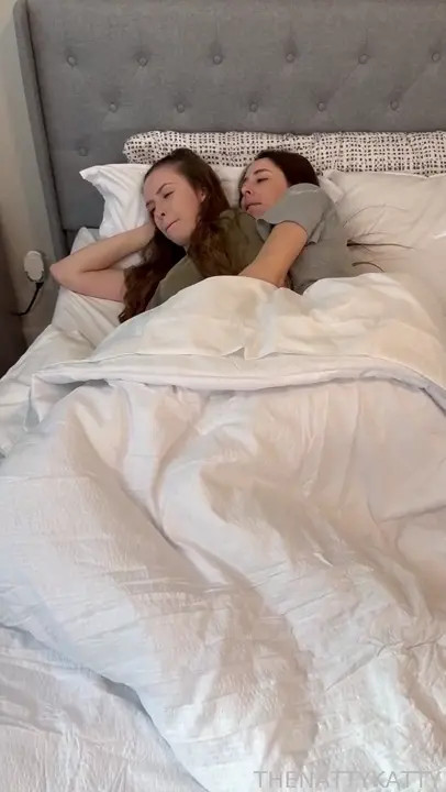 Katie Clark & Babesafreak Makes Out In Bed