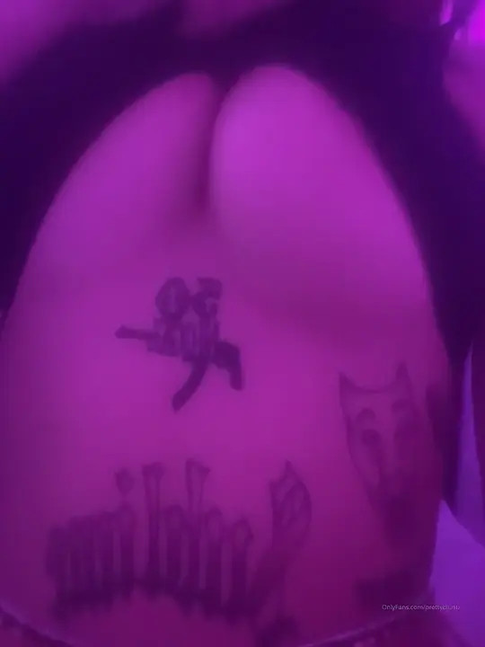 Therealbritain Pulls At Her Top