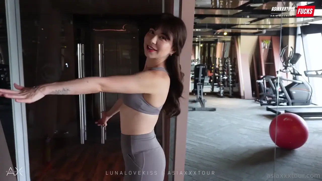 Lunalovekiss Gets Stretched By Her Gym Trainer