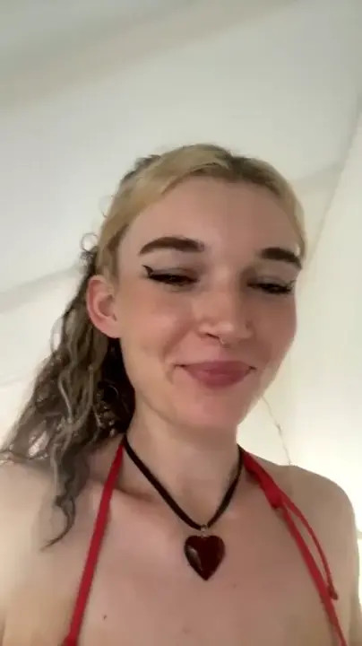 Madiruve Masturbates With Her Toys Live