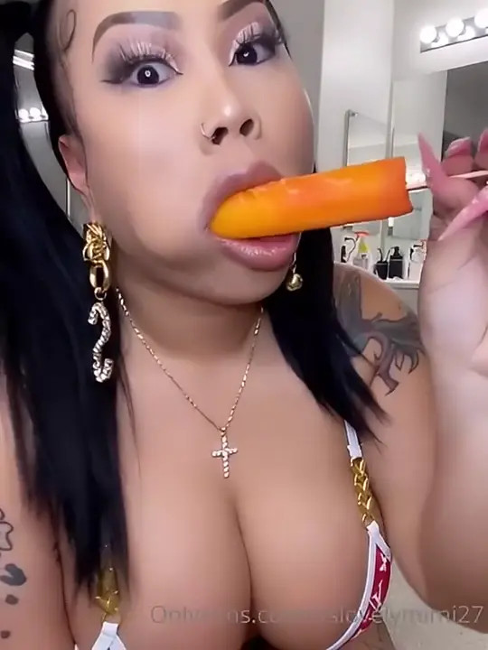 Itslovelymimi27 Gives A Popsicle A Good Lick