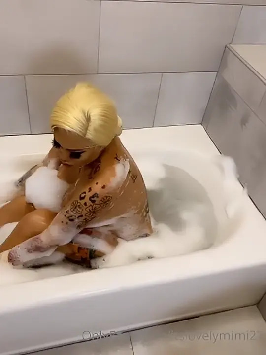 Itslovelymimi27 Bathes In Bubbles