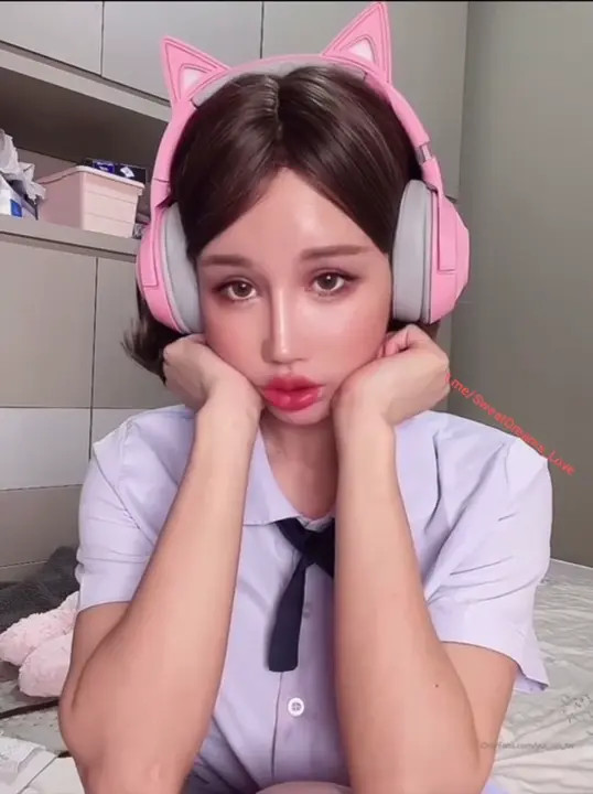 Yui Xin Strips Uniform For A Pussy Rub
