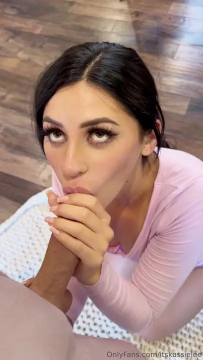 Kassie Lee Loves Giving Blowjob