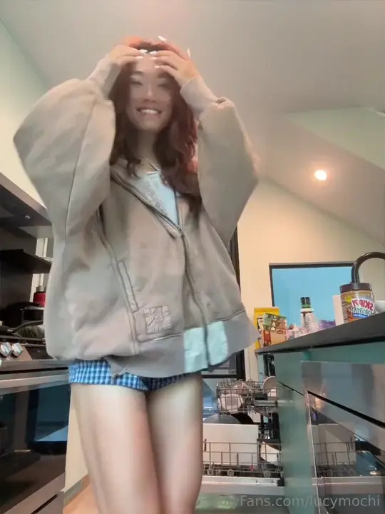 Lucy Mochi Tries Masturbating In The Kitchen