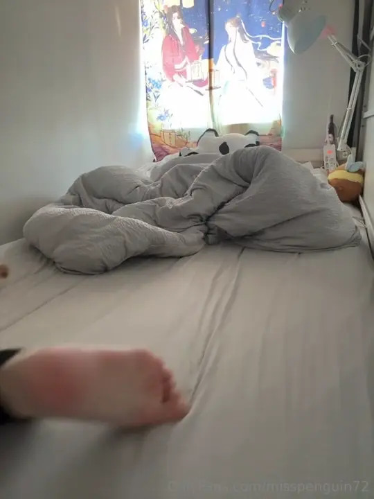 Misspenguin72's Early Morning Masturbation