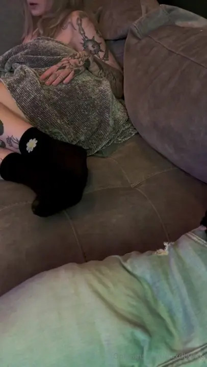 Blxxdbunny Rides A Realistic Dildo - ePornLeak