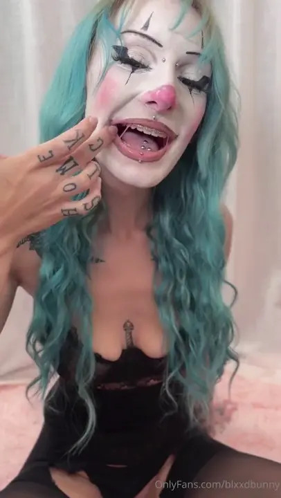 Blxxdbunny Sucks A Dildo With Clown Makeup On