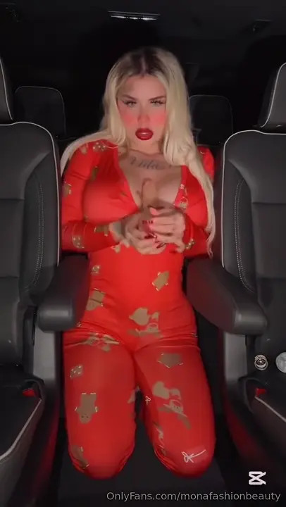 Monafashionbeauty Rubs Pussy In A Car