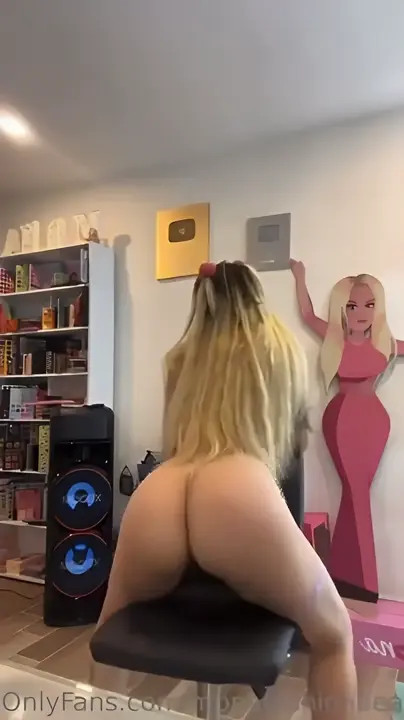 Monafashionbeauty Twerks On A Chair