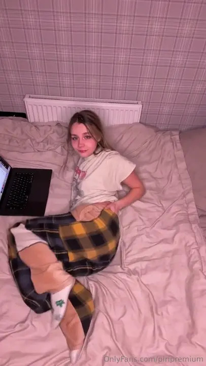 Piri's Naughty Bedroom Masturbation