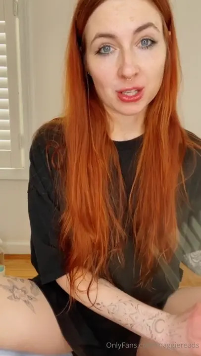 MaggieReads Shows Off Her Bare Pussy