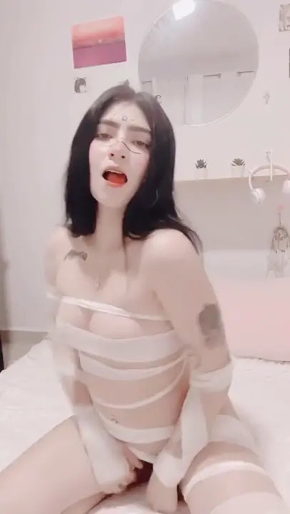 Acuareelablanca Rubs Her Cunt On The Bed