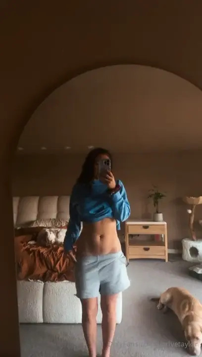 Karlyetaylor Flexes Her Toned Stomach