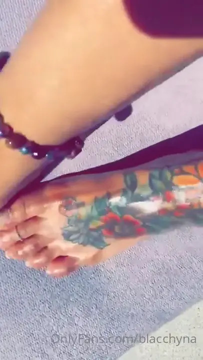 Blac Chyna Shows Her Wet Legs And Feet