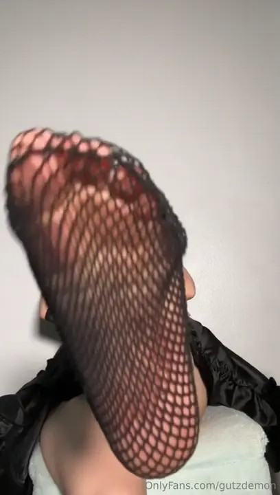 Gutzdemon Plays With Her Foot In Net Stockings