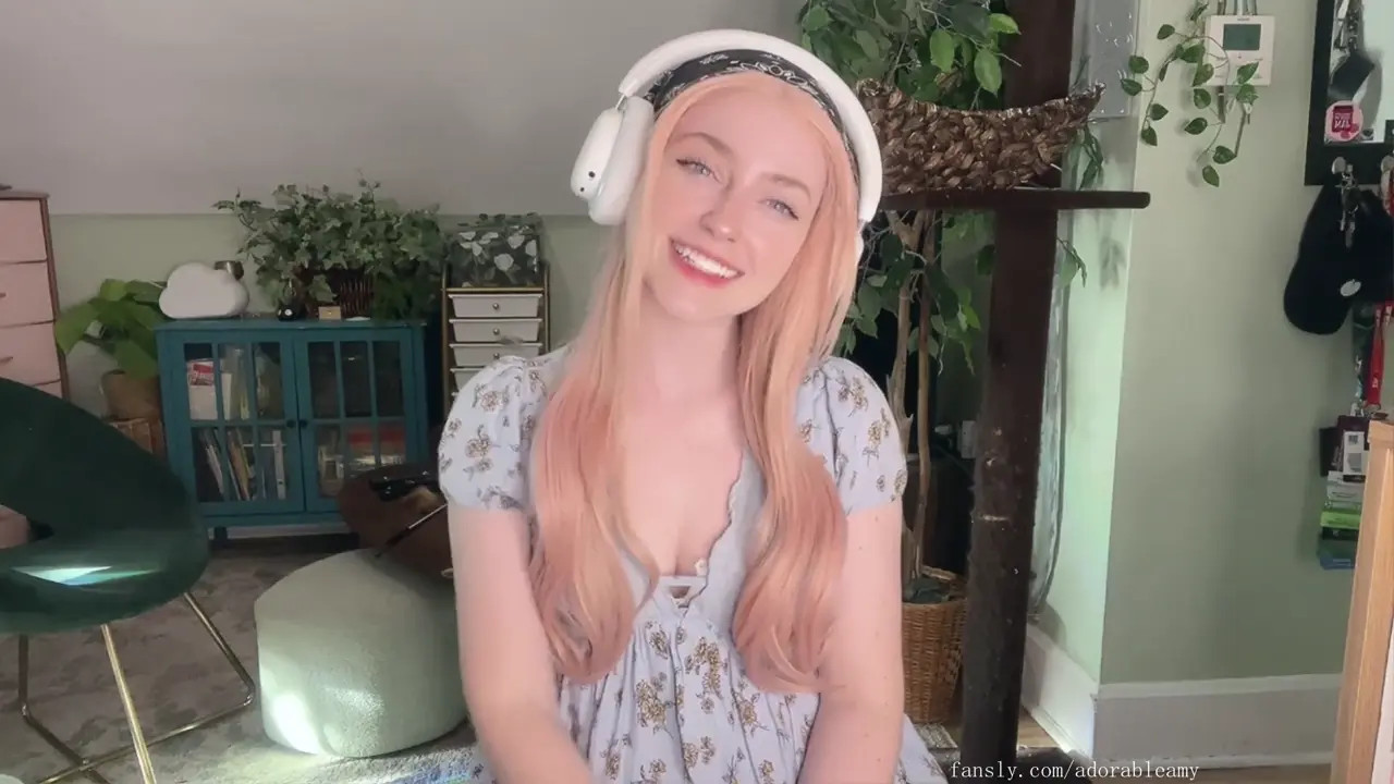 AdorableAmy Livestreams Her Dildo Ride