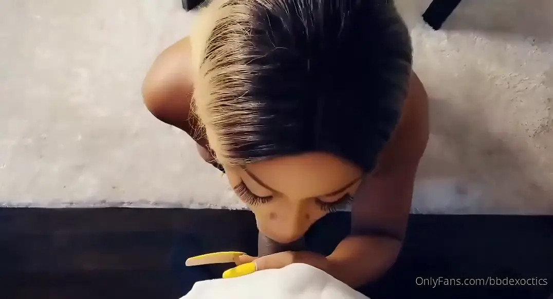 Pinkydollnpc Gives A Blowjob On Her Knees