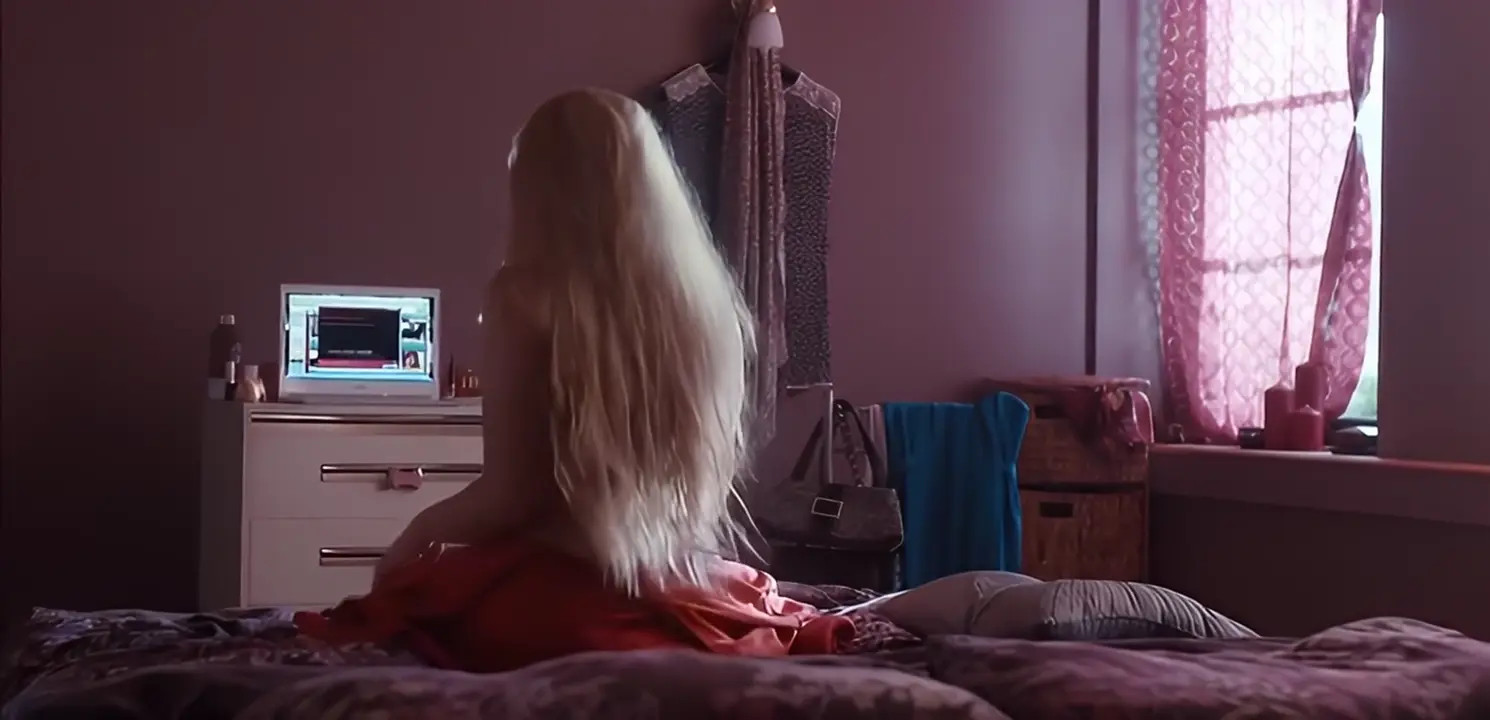 Florence Pugh Plays With A Knife