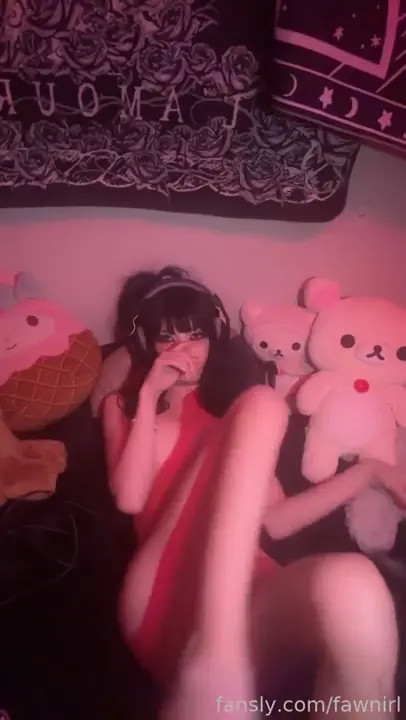 Fawnirl Plays Videogames While Naked