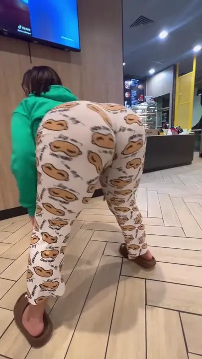 Mtvkay18 Wiggles Her Massive Butt