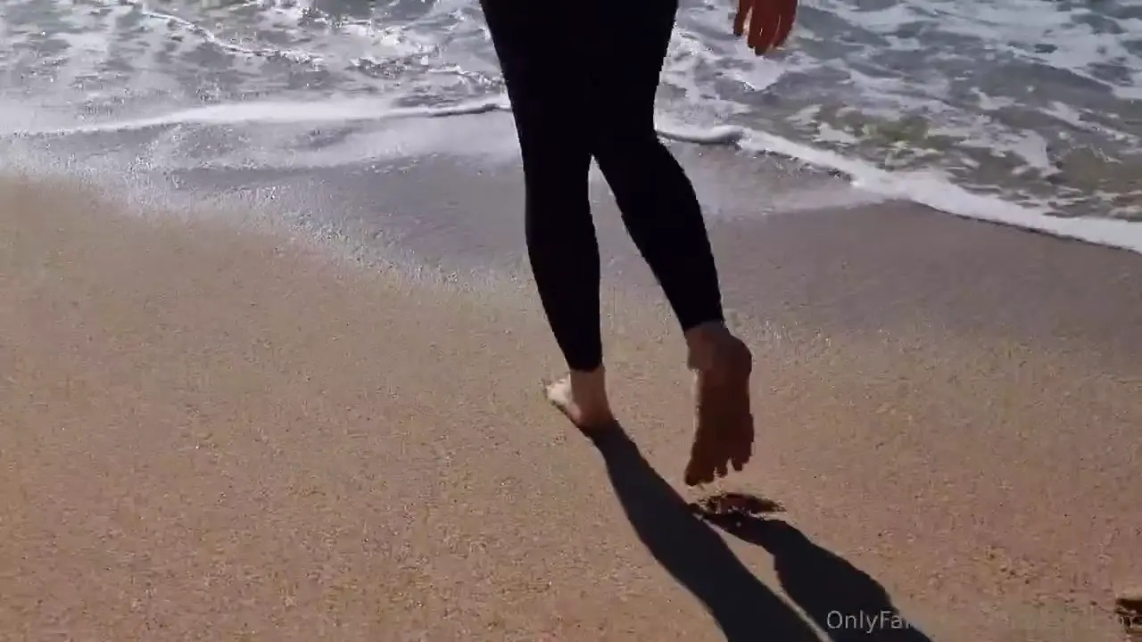 Angie Lynx's Rides A Dick In The Beach