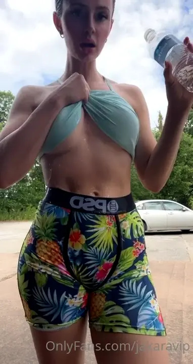 Jakara Bella Shakes Her Juicy Ass