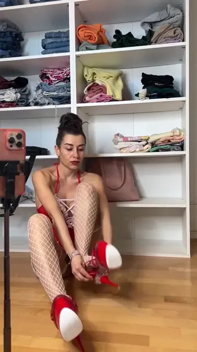 Estephania Ha Thrust Dildo In Her Pussy And Squirts