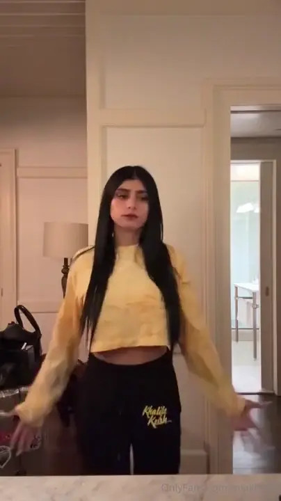 Mia Khalifa Show Flaunting Her Curves & Tits