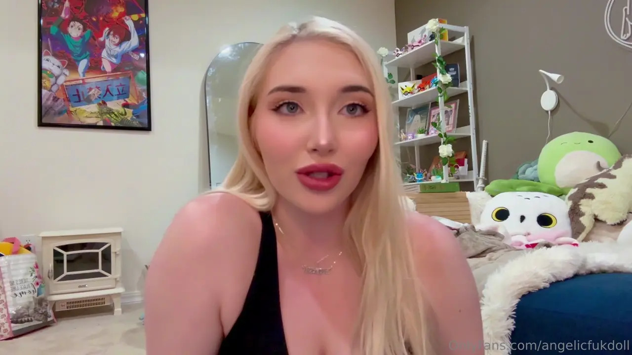 Angelicfukdoll Rubs Her Pussy