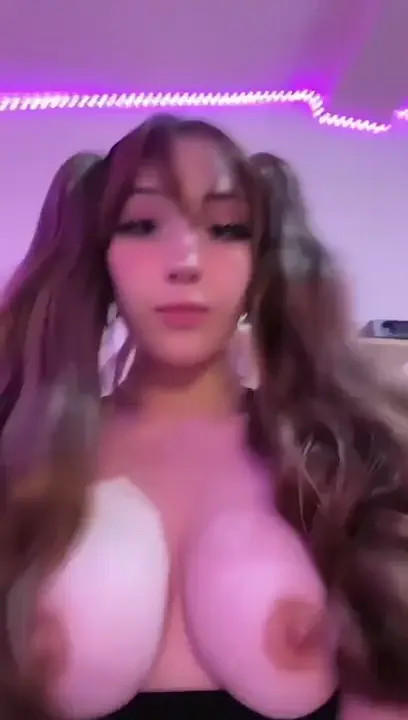 Hannapunzel Bounces Her Tits To Seduce