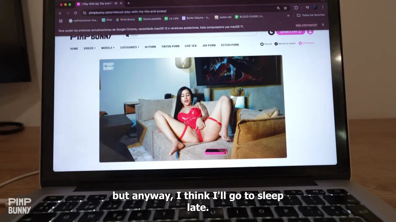 Cardi Baby Cums With A Vibrator For Her Fan