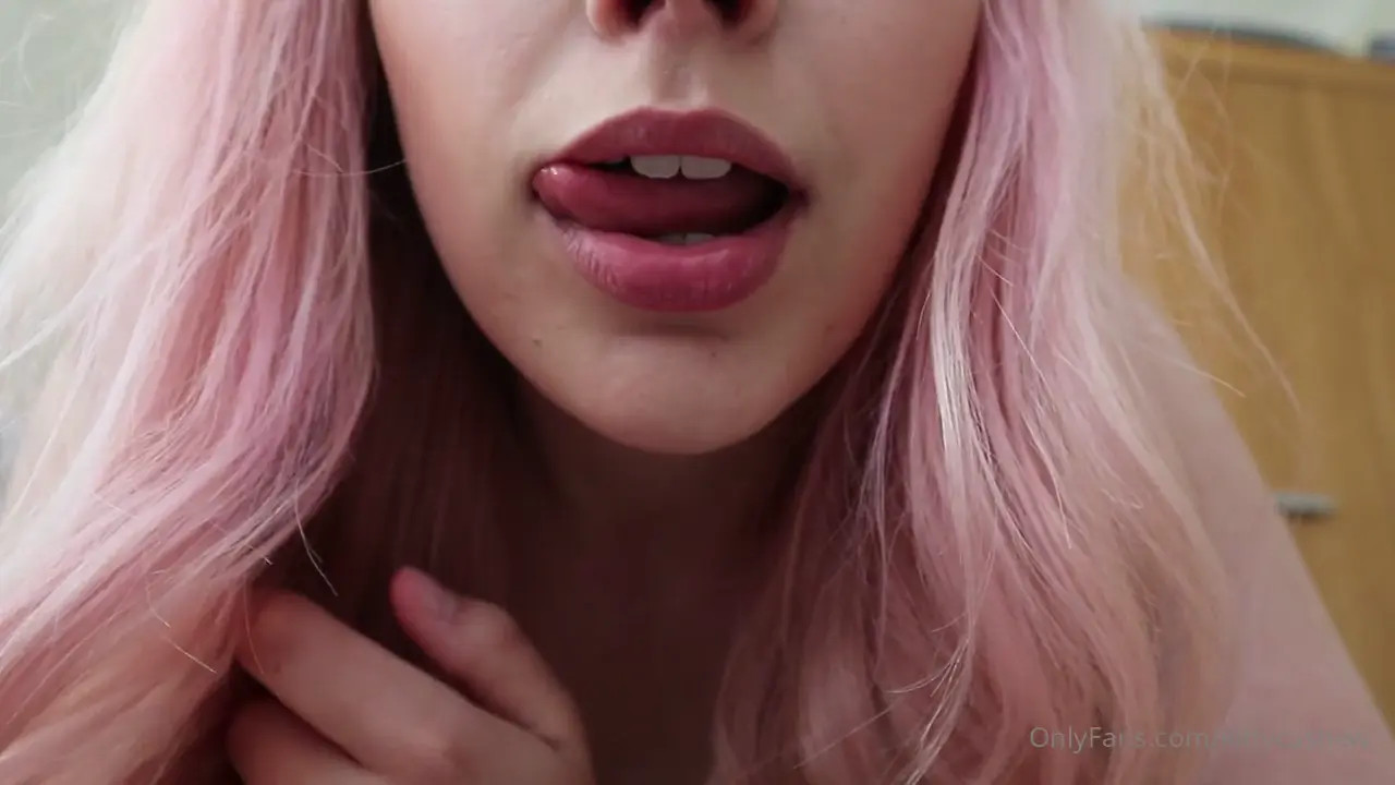 KittyCash3w's Quick Tease With Her Curves