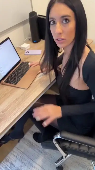Secretary Youlovemads Gives Head To Her Boss