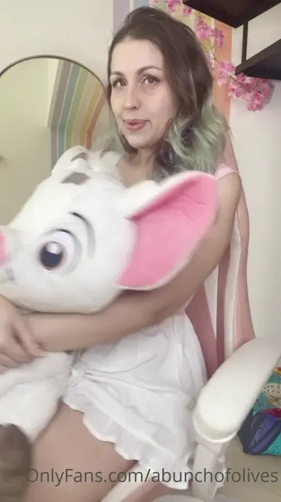 MoonBerryBlu Vibrates Her Pussy