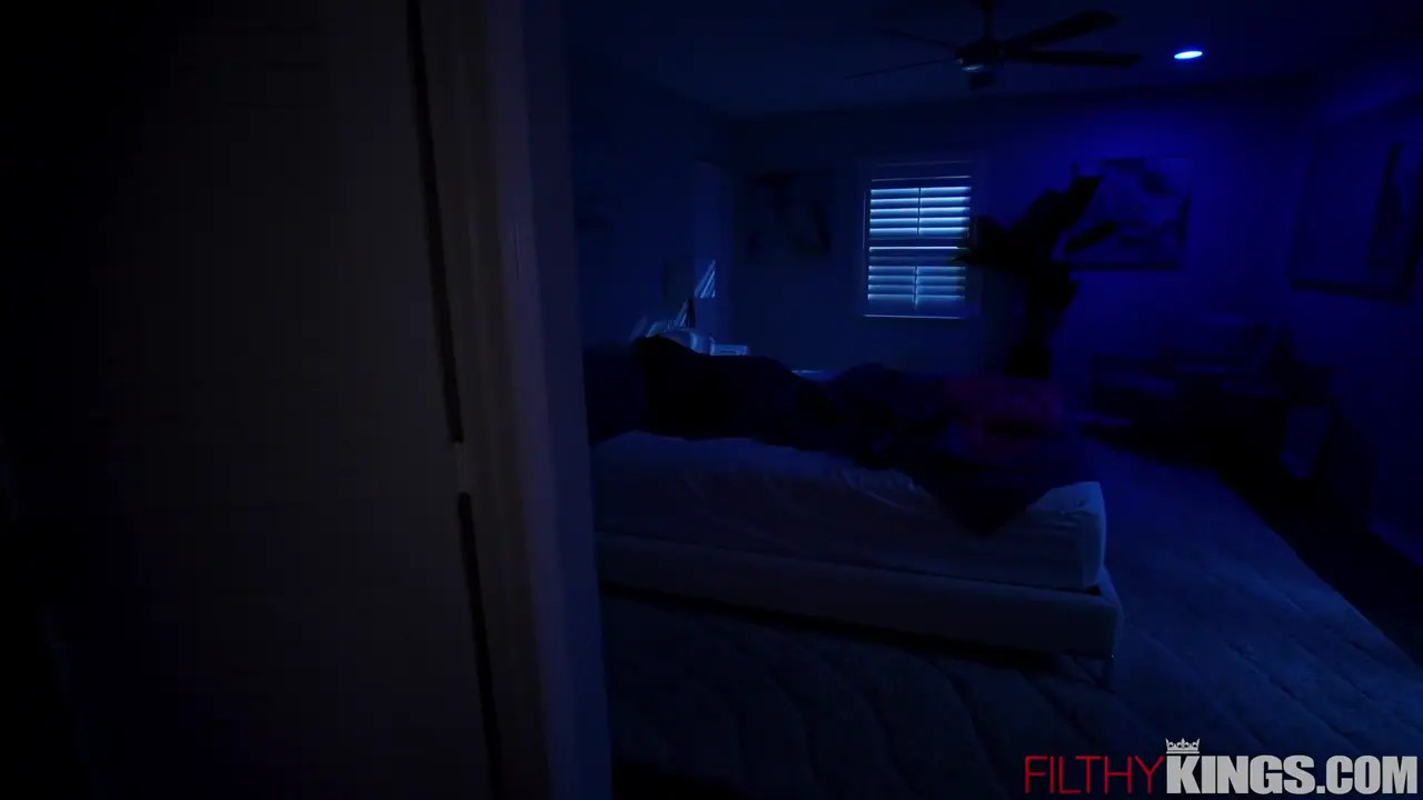 Emily Norman Takes A BBC On All Fours - ePornLeak