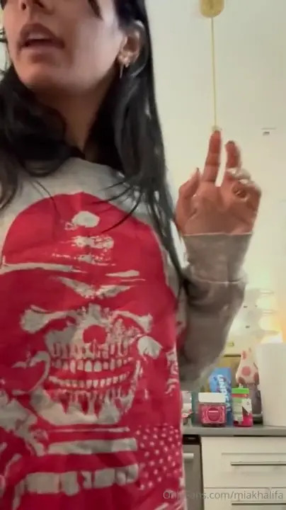 Mia Khalifa Strips As She Prepares For The Day - ePornLeak