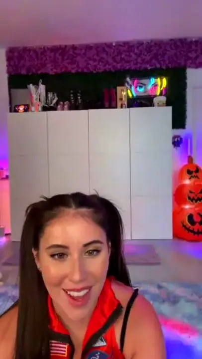 Astronaut Masturbation With Violet Summers - ePornLeak