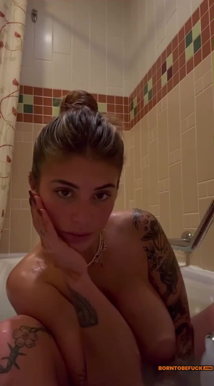 Emiiby Bathtub Boobs Play Nude Video Leaks